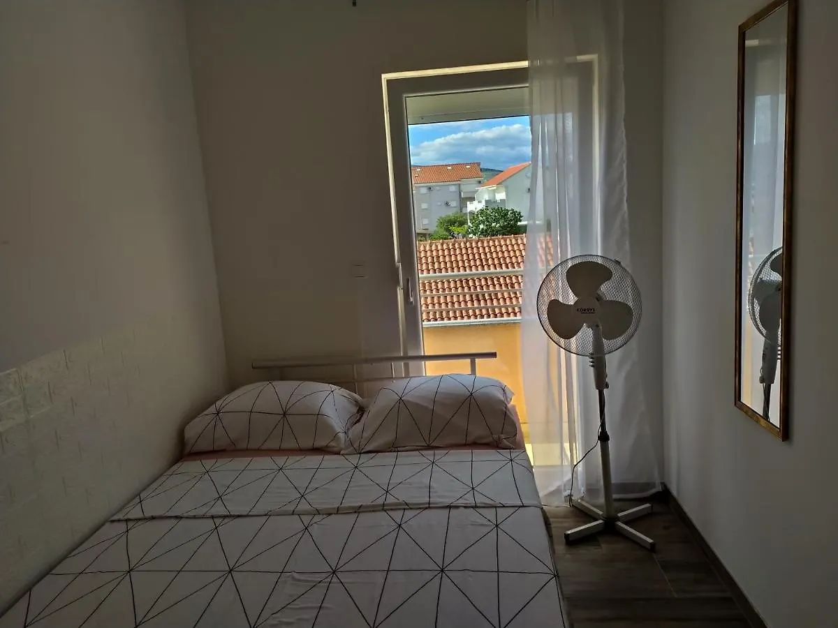 Charming 2-Bed Apartment In Okrug Gornji Trogir