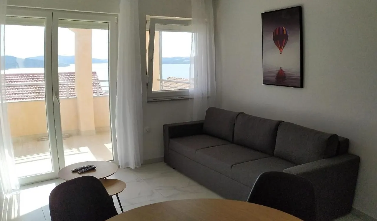 Charming 2-Bed Apartment In Okrug Gornji Trogir