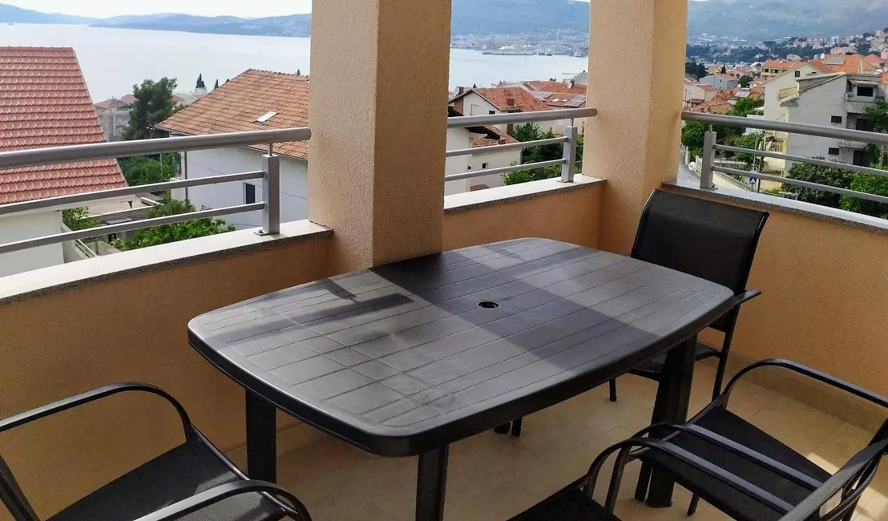 Charming 2-Bed Apartment In Okrug Gornji Trogir