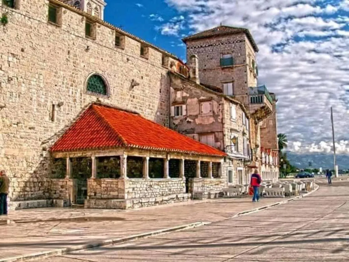 Charming 2-Bed Apartment In Okrug Gornji Trogir