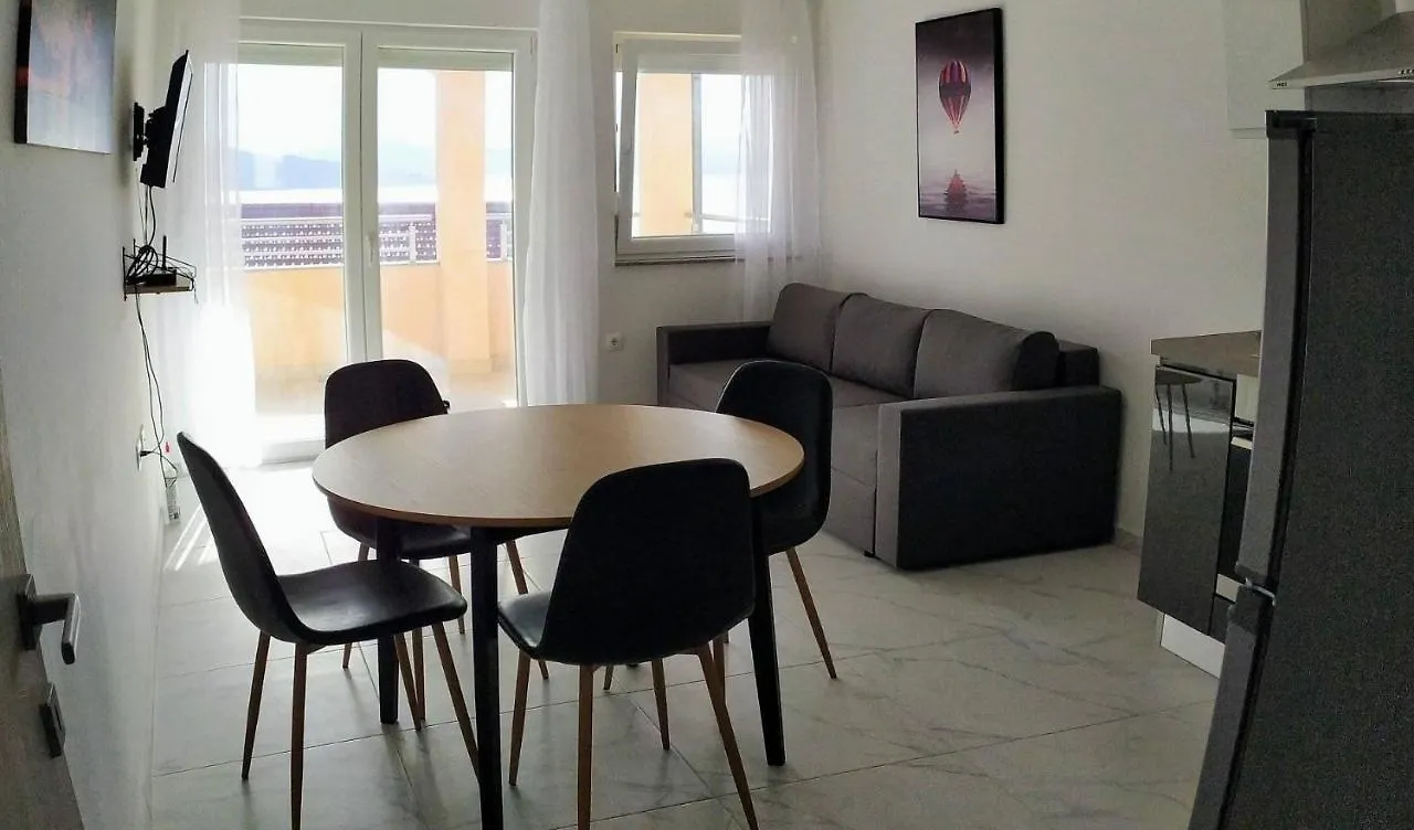 Charming 2-Bed Apartment In Okrug Gornji Trogir 0*,