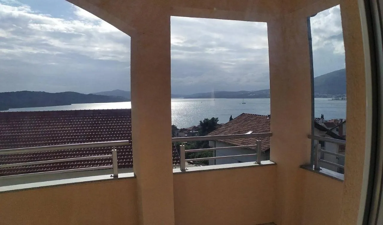 Charming 2-Bed Apartment In Okrug Gornji Trogir