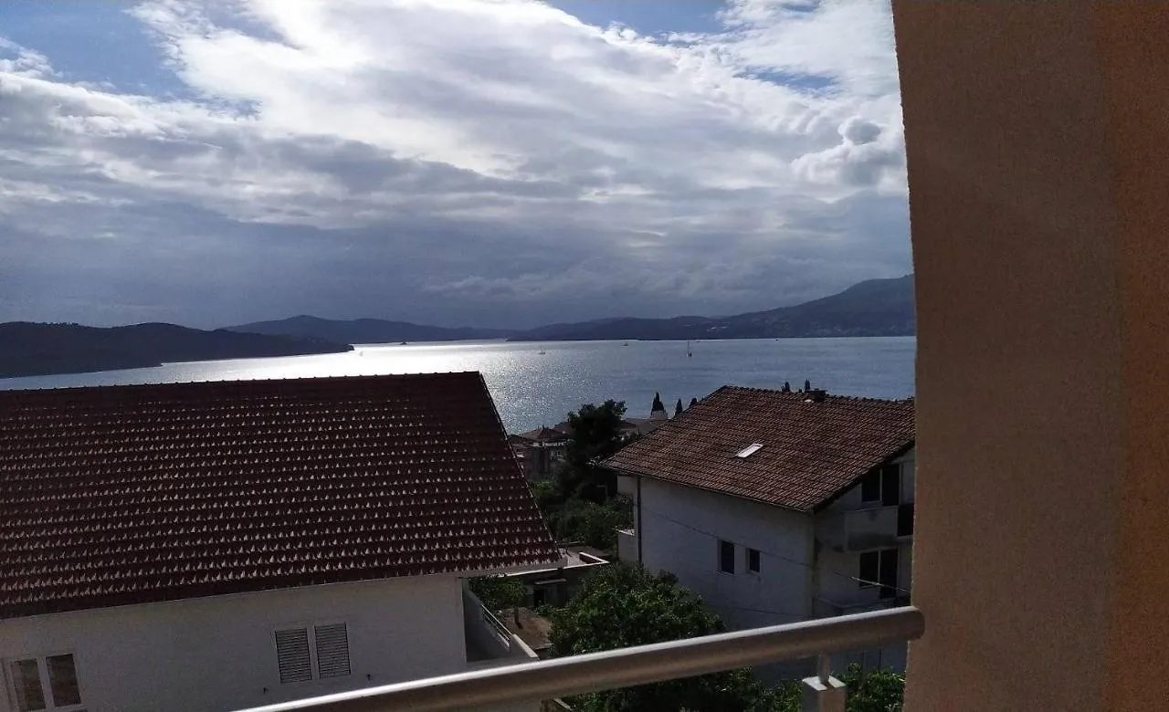 Charming 2-Bed Apartment In Okrug Gornji Trogir