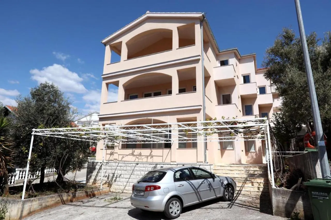 Charming 2-Bed Apartment In Okrug Gornji Trogir
